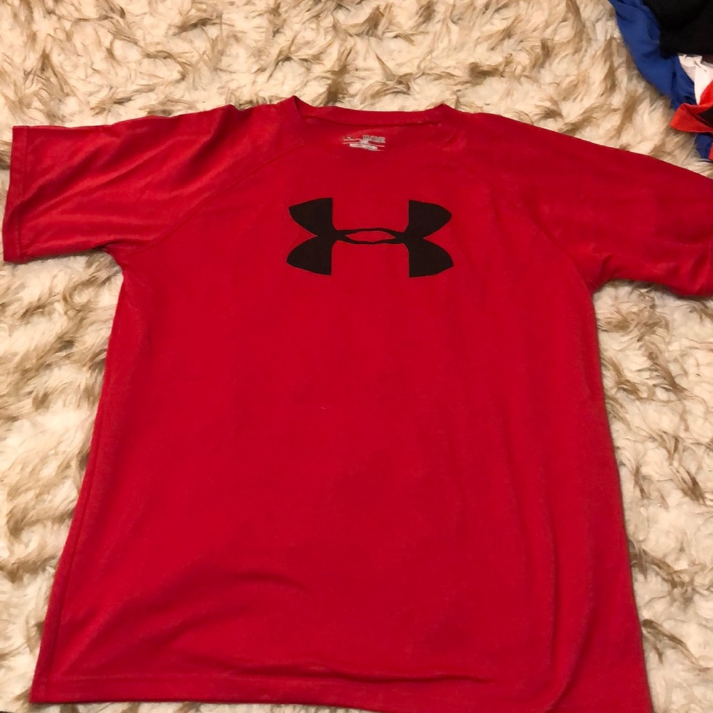 Red simple under armor tee